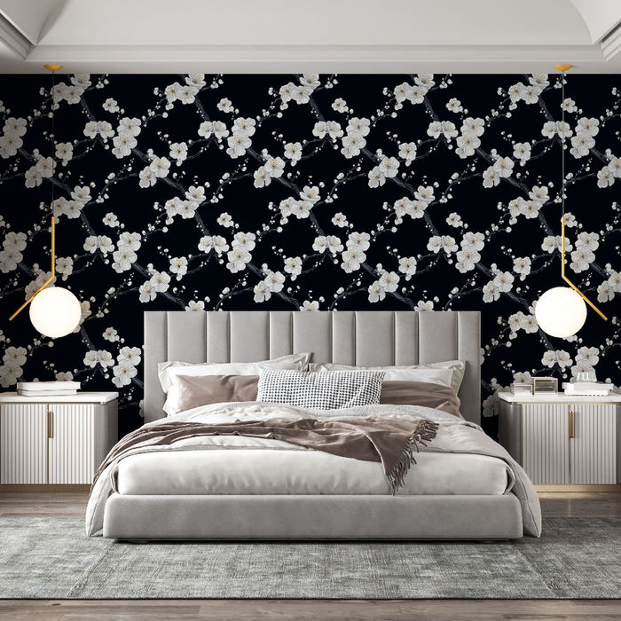 Une chambre élégante avec un papier peint floral sur fond noir, mettant en valeur des fleurs blanches délicates qui apportent une touche de sérénité.