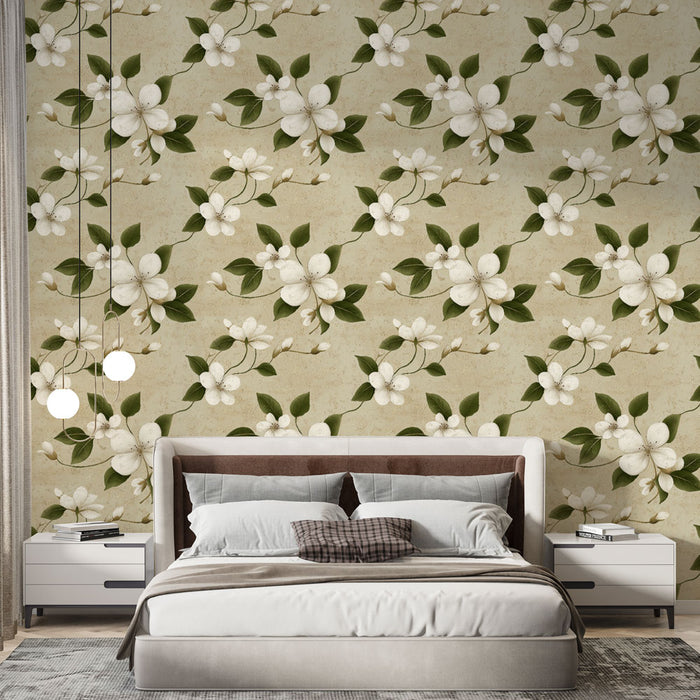 Une chambre élégante avec un papier peint floral aux motifs de fleurs blanches sur fond beige, créant une atmosphère douce et apaisante.