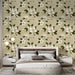 Une chambre élégante avec un papier peint floral aux motifs de fleurs blanches sur fond beige, créant une atmosphère douce et apaisante.