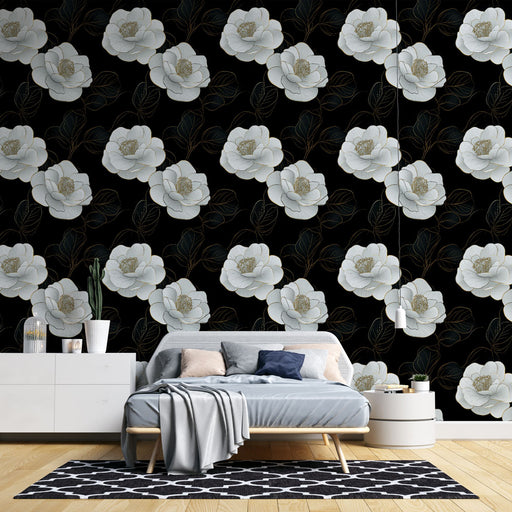 Une chambre élégante avec un papier peint floral noir et blanc, orné de grandes fleurs délicates et de feuilles dorées, créant une atmosphère chic et apaisante.