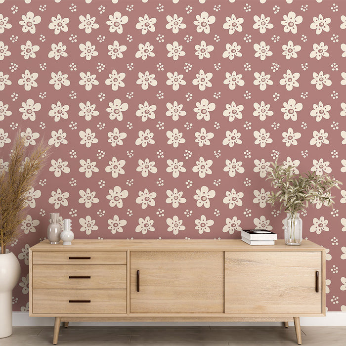 Une pièce lumineuse avec un papier peint floral aux motifs beige sur fond rose, créant une atmosphère douce et accueillante.