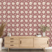 Une pièce lumineuse avec un papier peint floral aux motifs beige sur fond rose, créant une atmosphère douce et accueillante.