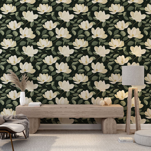 Un salon moderne avec un papier peint floral sur fond noir, présentant de grandes fleurs blanches et des feuilles vertes, créant une ambiance élégante et apaisante.