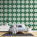 Une chambre moderne avec un papier peint floral vert et blanc, aux motifs de grandes fleurs, créant une ambiance fraîche et apaisante.