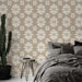 Une chambre moderne avec un papier peint floral beige aux motifs délicats et lumineux, créant une atmosphère chaleureuse et apaisante.