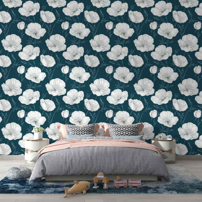 Une chambre moderne avec un papier peint floral blanc sur fond bleu profond, créant une atmosphère élégante et apaisante.