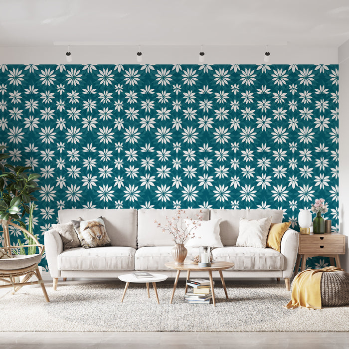 Un salon lumineux avec un papier peint floral turquoise et blanc aux motifs de fleurs stylisées, créant une ambiance fraîche et accueillante.