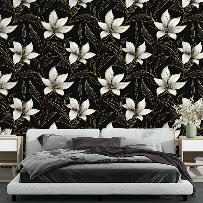 Une chambre élégante avec un papier peint floral noir orné de grandes fleurs blanches et de feuilles dorées, créant une ambiance sophistiquée et apaisante.