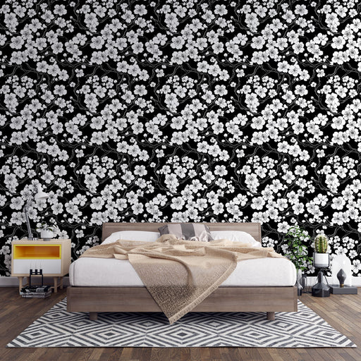 Une chambre moderne avec un papier peint floral noir et blanc aux motifs délicats, créant une ambiance élégante et apaisante.