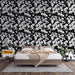 Une chambre moderne avec un papier peint floral noir et blanc aux motifs délicats, créant une ambiance élégante et apaisante.