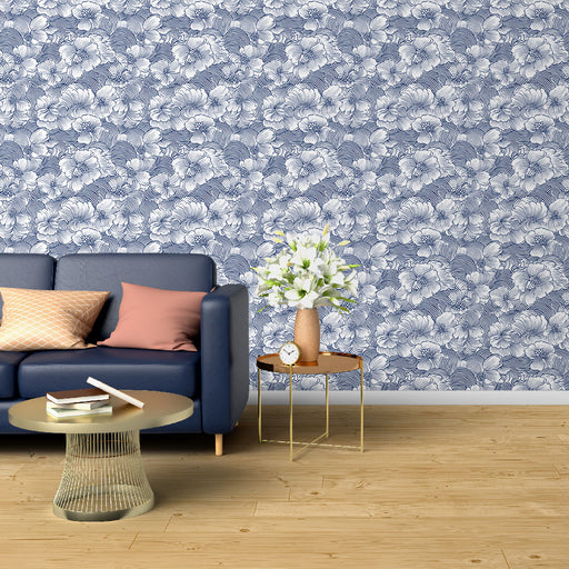 Un salon moderne avec un papier peint floral bleu marine et blanc, évoquant une ambiance élégante et apaisante grâce à ses motifs délicats.