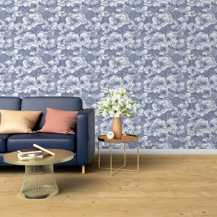 Un salon moderne avec un papier peint floral bleu marine et blanc, évoquant une ambiance élégante et apaisante grâce à ses motifs délicats.