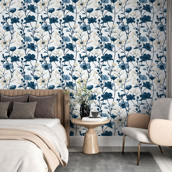 Une chambre élégante avec un papier peint floral aux teintes bleu marine et crème, créant une atmosphère apaisante et raffinée.