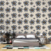 Une chambre moderne avec un papier peint floral beige et bleu marine, aux motifs de fleurs délicates, créant une ambiance chaleureuse et apaisante.