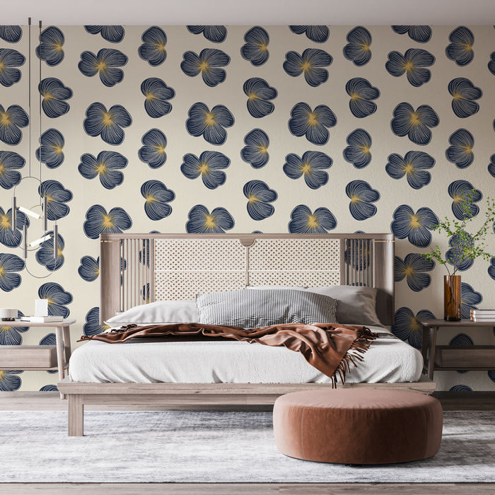 Une chambre moderne avec un papier peint floral représentant des fleurs bleues et jaunes sur fond crème, créant une atmosphère douce et accueillante.