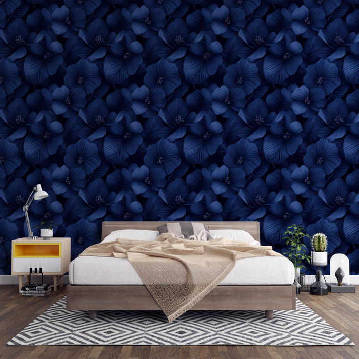 Une chambre élégante avec un papier peint floral bleu nuit, présentant de grandes fleurs stylisées qui créent une ambiance apaisante et sophistiquée.
