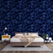Une chambre élégante avec un papier peint floral bleu nuit, présentant de grandes fleurs stylisées qui créent une ambiance apaisante et sophistiquée.