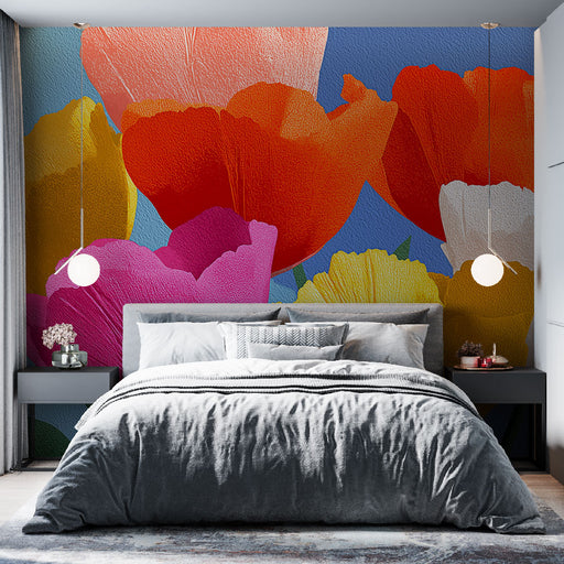 Une chambre moderne avec un papier peint floral éclatant aux grandes fleurs colorées sur fond bleu, créant une atmosphère joyeuse et vivifiante.