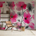 Une pièce moderne avec un papier peint floral aux grandes fleurs roses et grises, créant une atmosphère vibrante et accueillante.
