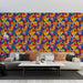 Un salon moderne avec un papier peint floral aux couleurs vives et dynamiques, mêlant jaune, rouge, violet et bleu, créant une ambiance joyeuse et énergique.
