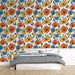 Une chambre moderne avec un papier peint floral coloré aux motifs de fleurs orange, jaunes et bleues sur fond blanc, créant une ambiance joyeuse et vivante.