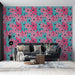 Un salon moderne avec un papier peint floral aux grandes fleurs roses et bleues sur fond turquoise, créant une ambiance joyeuse et dynamique.