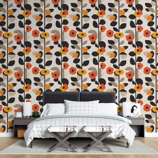 Une chambre moderne avec un papier peint floral aux motifs colorés de fleurs rouges, orange et noires sur fond beige, créant une atmosphère chaleureuse et dynamique.