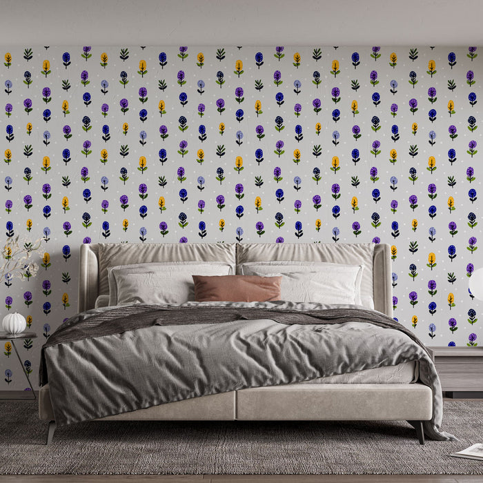 Une chambre moderne avec un papier peint floral aux motifs colorés de fleurs violettes, jaunes et bleues sur fond clair, créant une ambiance joyeuse et accueillante.