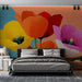 Une chambre moderne avec un papier peint floral vibrant aux grandes fleurs colorées, évoquant une atmosphère joyeuse et artistique.