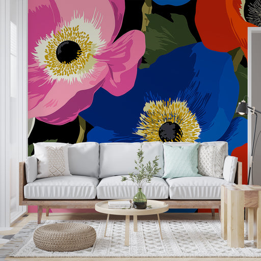 Un salon moderne avec un papier peint floral aux couleurs vives, présentant de grandes fleurs roses, bleues et oranges sur fond noir, créant une ambiance dynamique et joyeuse.
