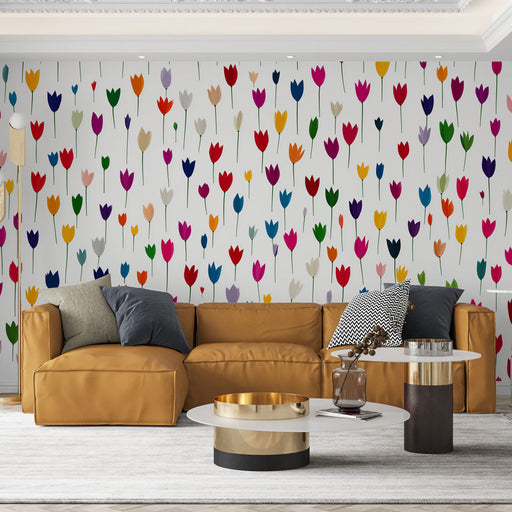 Un salon chaleureux avec un papier peint floral aux tulipes colorées sur fond blanc, créant une atmosphère joyeuse et accueillante.