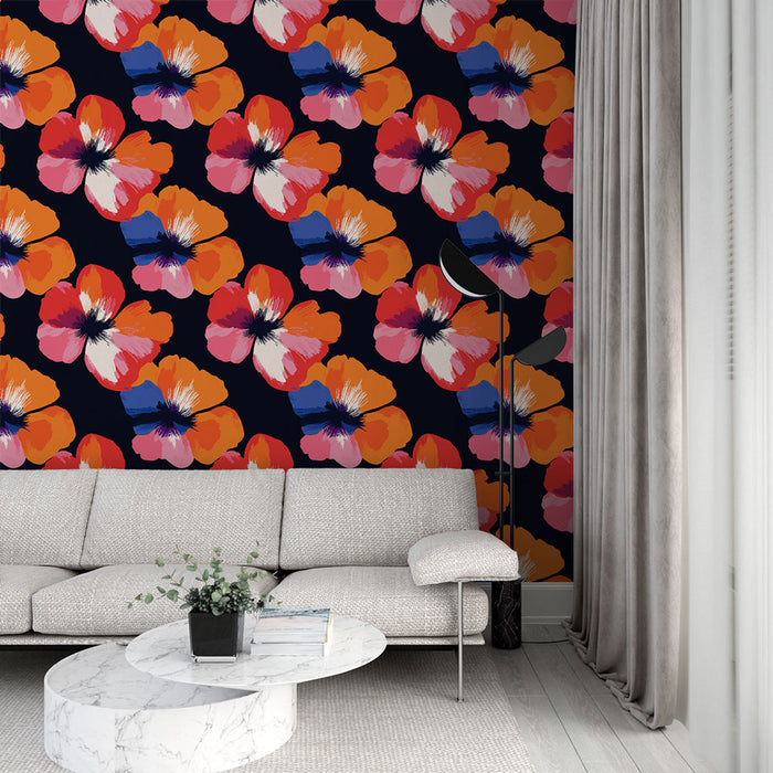 Un salon moderne avec un papier peint floral aux grandes fleurs colorées sur fond noir, créant une ambiance vibrante et joyeuse.