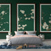 Une chambre élégante avec un papier peint vert foncé orné de branches fleuries blanches, créant une atmosphère apaisante et naturelle.