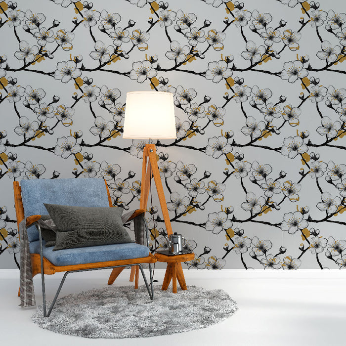 Une pièce moderne avec un papier peint floral aux motifs de fleurs blanches et branches noires, rehaussé de touches dorées, créant une ambiance élégante et apaisante.