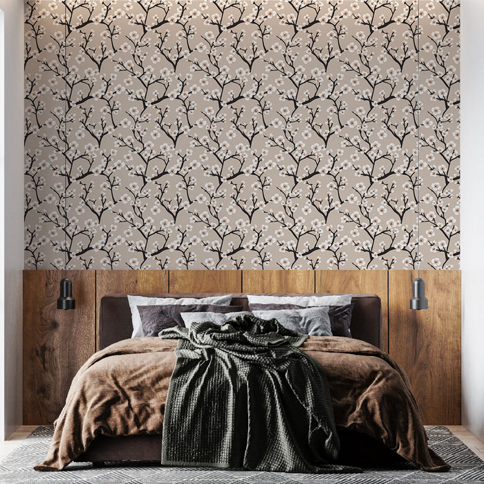 Une chambre élégante avec un papier peint floral beige et noir, orné de délicates fleurs blanches, créant une atmosphère apaisante et chaleureuse.