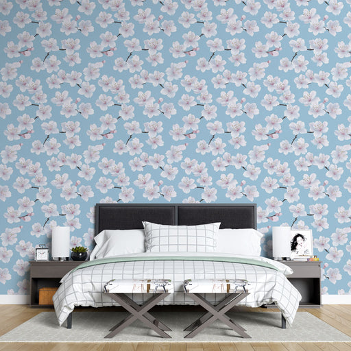 Une chambre moderne avec un papier peint floral bleu clair orné de délicates fleurs roses, créant une atmosphère douce et apaisante.