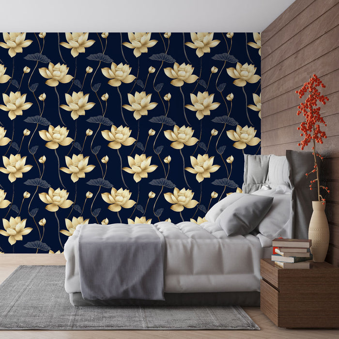 Une chambre élégante avec un papier peint floral représentant des nénuphars dorés sur fond bleu nuit, créant une atmosphère apaisante et raffinée.
