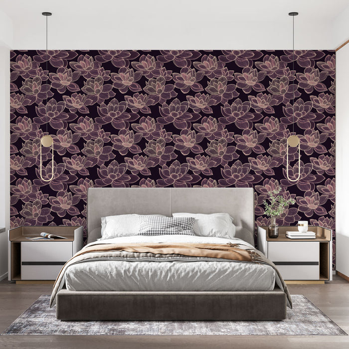 Une chambre moderne avec un papier peint floral aux motifs de fleurs de lotus sur fond violet, créant une atmosphère élégante et apaisante.