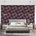 Une chambre moderne avec un papier peint floral aux motifs de fleurs de lotus sur fond violet, créant une atmosphère élégante et apaisante.