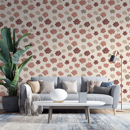 Un salon moderne avec un papier peint floral aux motifs de fleurs dans des teintes chaudes de rouge, beige et marron, créant une ambiance accueillante et élégante.