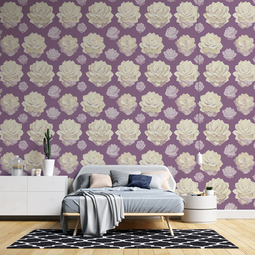 Une chambre moderne avec un papier peint floral aux grandes fleurs de lotus crème sur fond violet, créant une ambiance douce et apaisante.