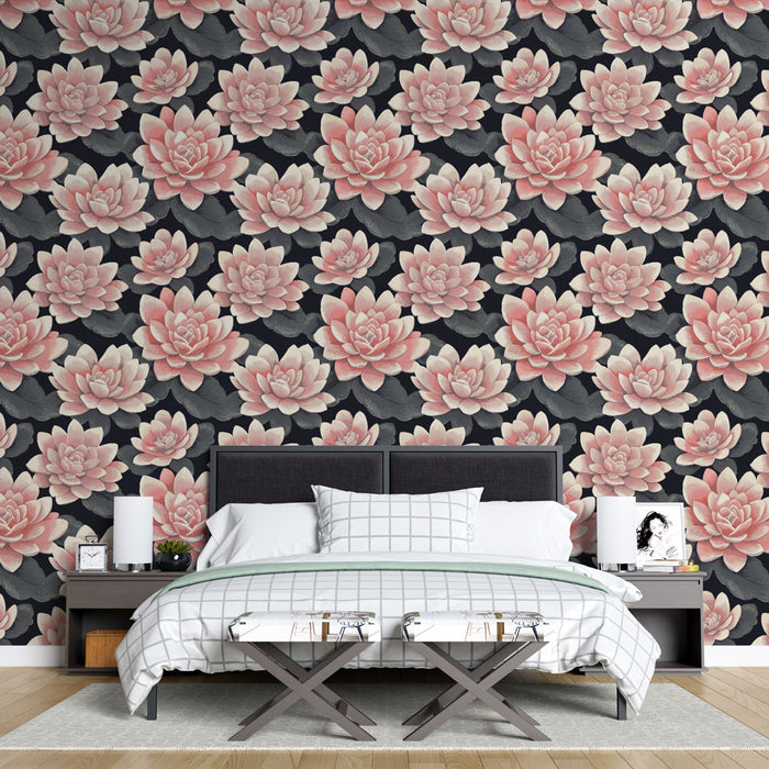 Une chambre moderne avec un papier peint floral représentant des nénuphars roses sur un fond noir, créant une ambiance élégante et apaisante.