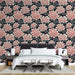 Une chambre moderne avec un papier peint floral représentant des nénuphars roses sur un fond noir, créant une ambiance élégante et apaisante.