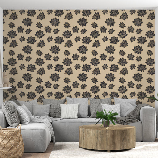 Un salon moderne avec un papier peint beige orné de motifs de fleurs noires, créant une atmosphère élégante et apaisante.