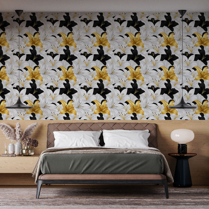 Une chambre moderne avec un papier peint floral aux motifs de lys jaunes et noirs sur fond clair, créant une ambiance élégante et chaleureuse.