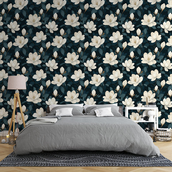 Une chambre élégante avec un papier peint floral aux grandes fleurs blanches sur fond bleu nuit, créant une atmosphère apaisante et raffinée.