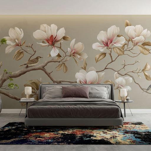 Une chambre élégante avec un papier peint floral représentant de grandes fleurs de magnolia sur fond beige, créant une atmosphère douce et apaisante.