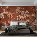 Une chambre élégante avec un papier peint floral aux grandes fleurs de magnolia sur fond rouge, créant une atmosphère chaleureuse et romantique.