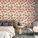 Une chambre élégante avec un papier peint floral aux motifs de coquelicots orange sur fond crème, créant une atmosphère chaleureuse et accueillante.