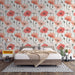 Une chambre lumineuse avec un papier peint floral aux coquelicots roses et blancs sur fond clair, créant une ambiance douce et apaisante.